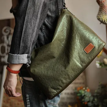 Една проста ежедневна висококачествена мъжка чанта-месинджър от естествена кожа в ежедневната работа на открито, младежта чанта от мека естествена телешка кожа през рамо